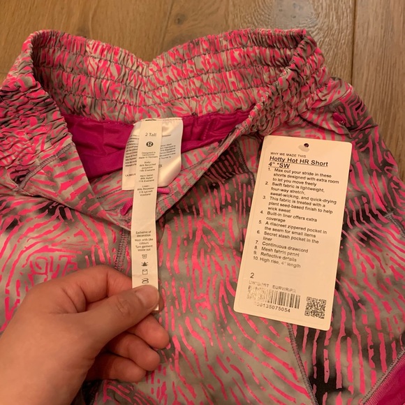 Lululemon Seawheeze After Dusk Reflective Ripened Raspberry Hotty hot shorts - Picture 8 of 8